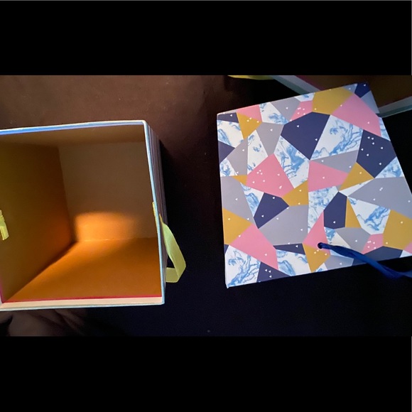 Set Of Containers - Picture 2 of 4